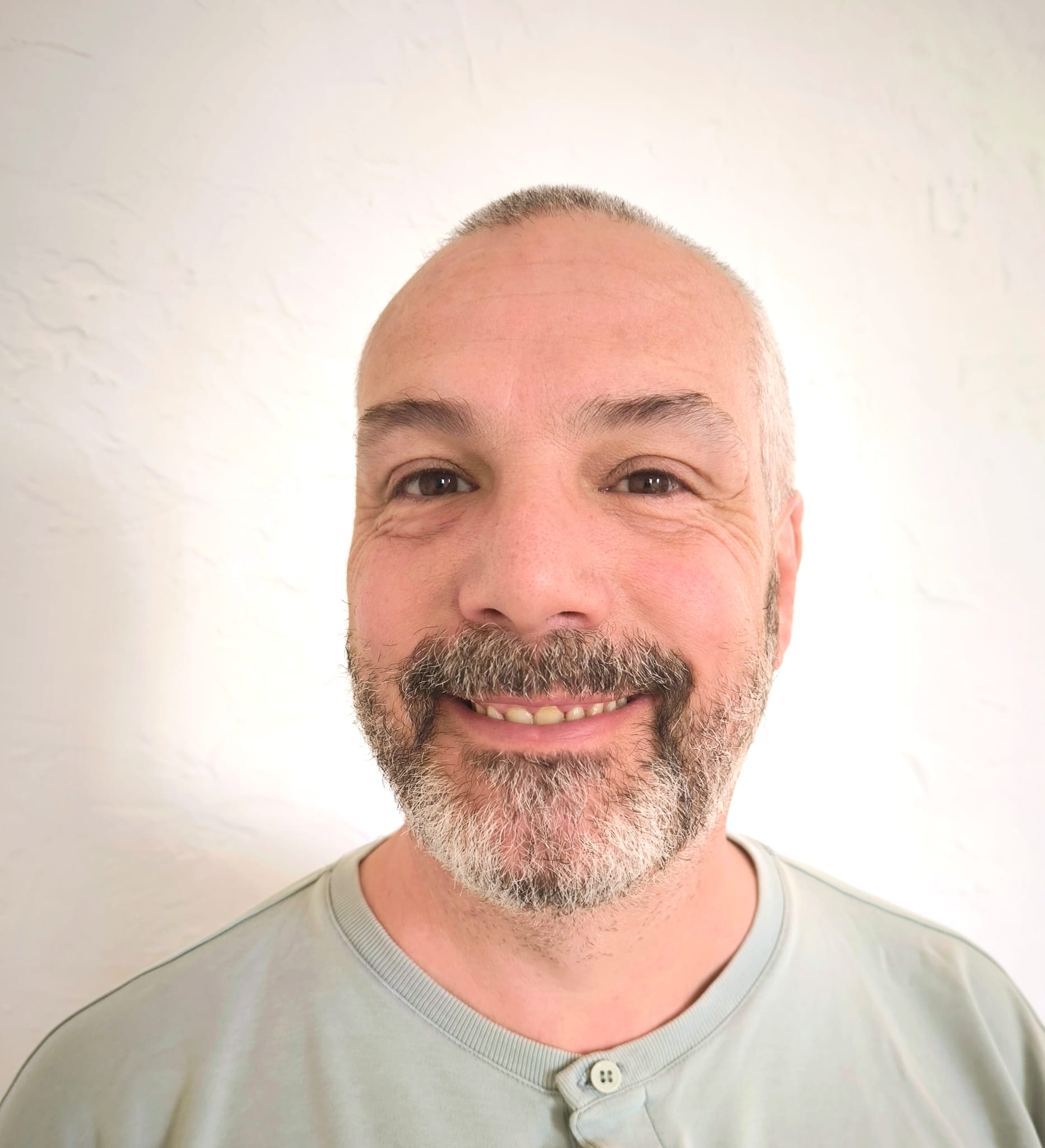Portrait d'Emmanuel Frichet, fondateur HaPEz, praticien hypnose Granville
